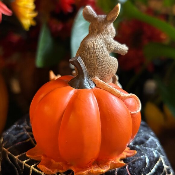 Charming Tails Silvestri Pumpkin Slide Halloween Figurine (85513) - Picture 5 of 15